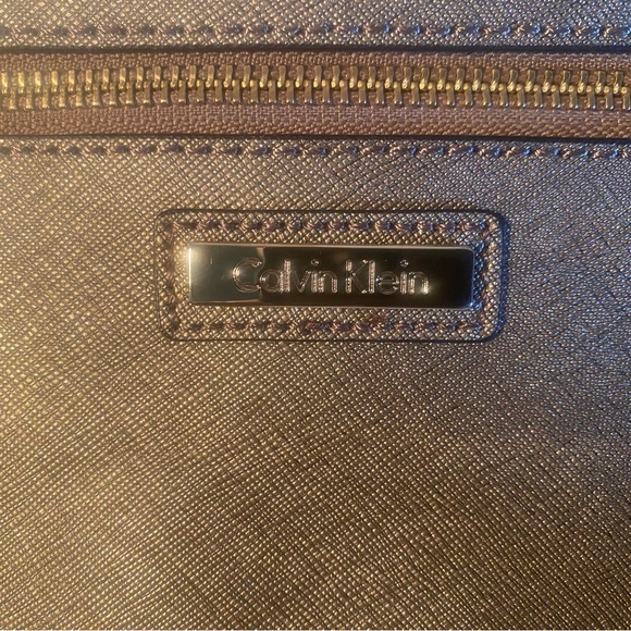 CALVIN KLEIN Wristlet. NEW. Bronze metallic color with Gold hardware. - Picture 2 of 9